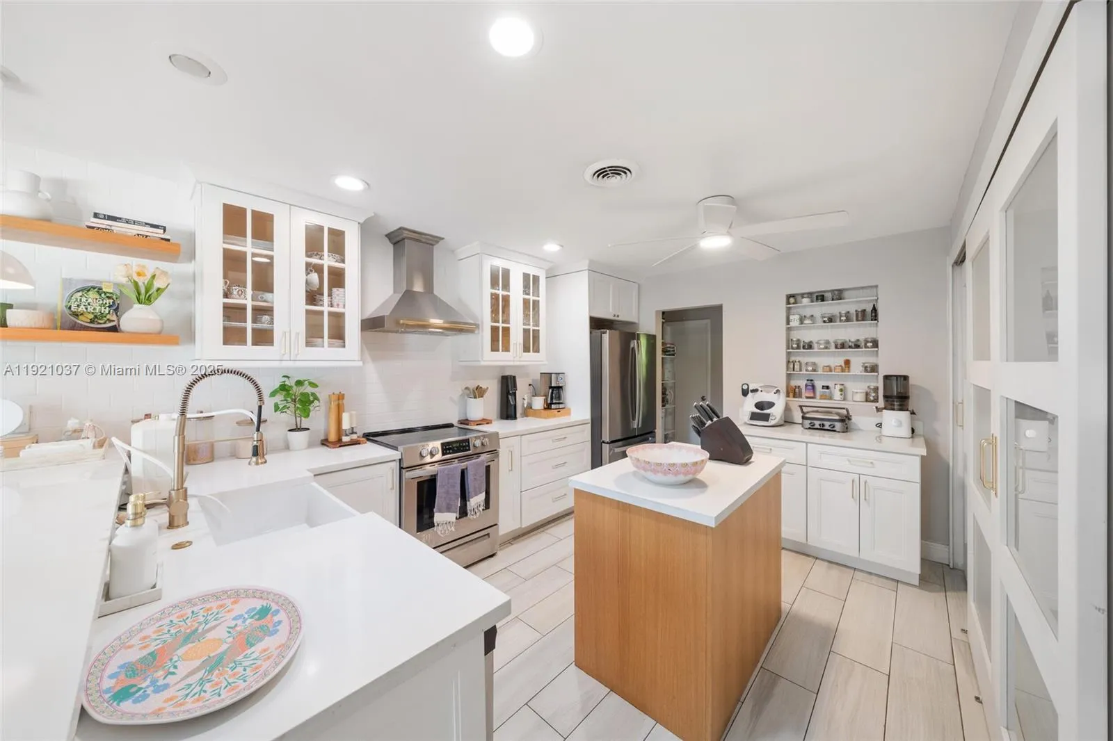 Key Biscayne, Florida 33149, United States, 3 Bedrooms Bedrooms, ,3 BathroomsBathrooms,Residential,Active,248428