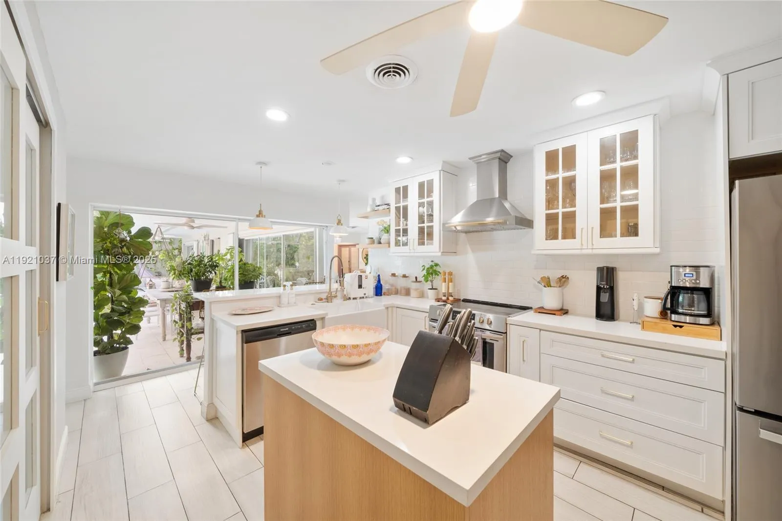 Key Biscayne, Florida 33149, United States, 3 Bedrooms Bedrooms, ,3 BathroomsBathrooms,Residential,Active,248428