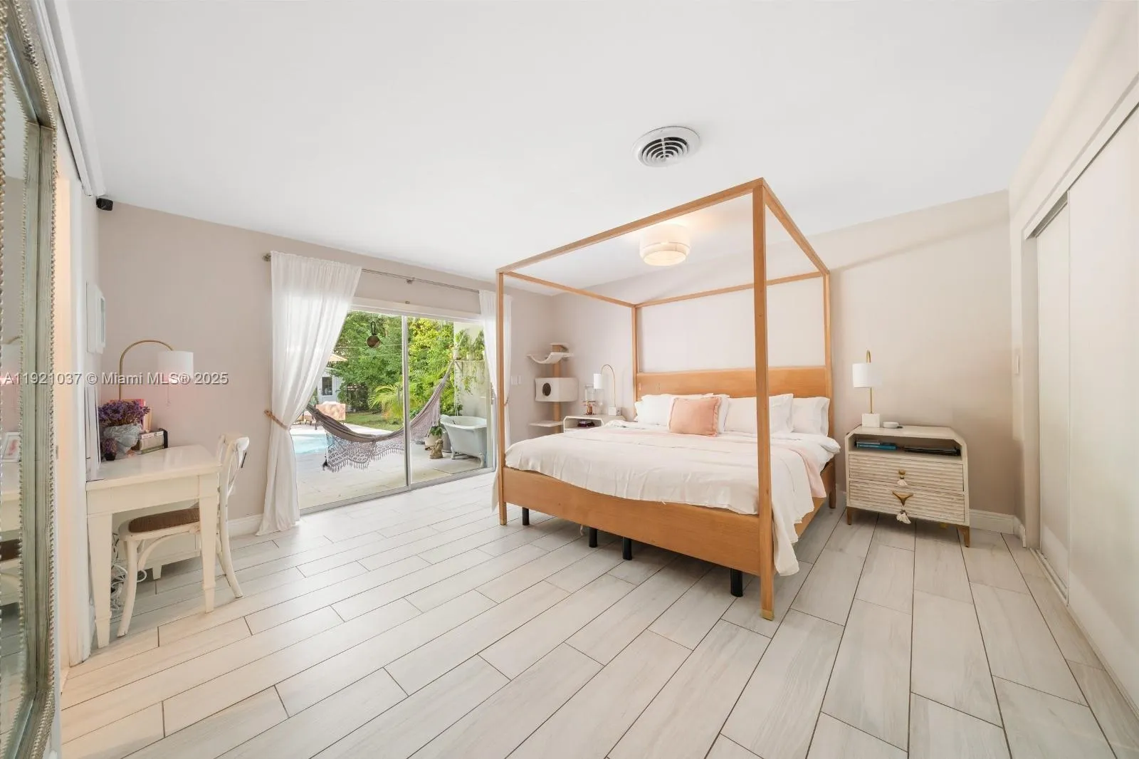 Key Biscayne, Florida 33149, United States, 3 Bedrooms Bedrooms, ,3 BathroomsBathrooms,Residential,Active,248428