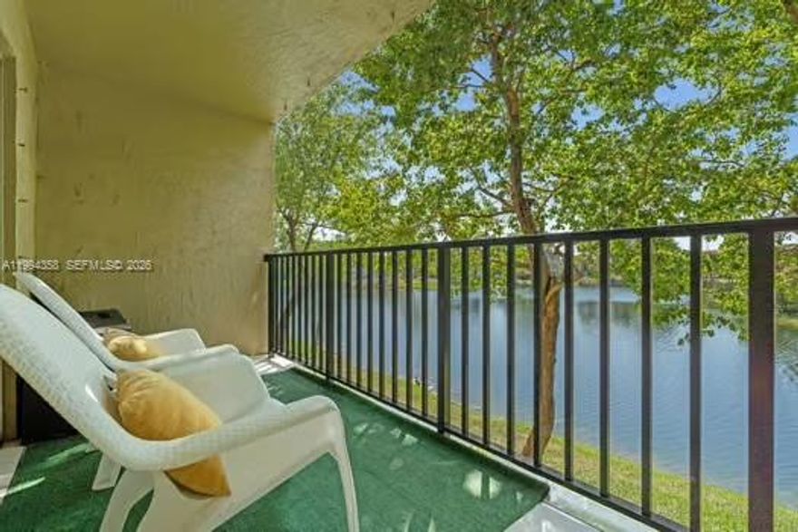 Beautiful and spacious apartment featuring generously sized bedrooms and an expansive living area filled with natural light. Enjoy breathtaking views from both the balcony and the master bedroom overlooking a serene lake. The unit offers a separate kitchen with excellent brightness and functionality, perfect for everyday living. A well-maintained property that combines comfort, space, and a peaceful atmosphere in a desirable location.