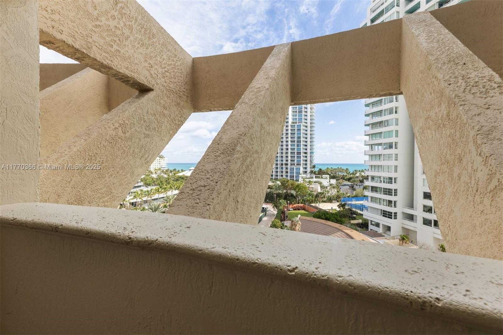 300 S Pointe Dr 907