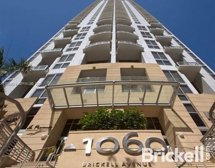 Traditional, Modern and Elegant  building located in the center of Vibrant Brickell, surrounded by restaurants, coffee shops , stores and boutiques ; the condominium counts with all amenities as an office center, Gym, fabulous poll area and terraces, BBQ and Kids area available