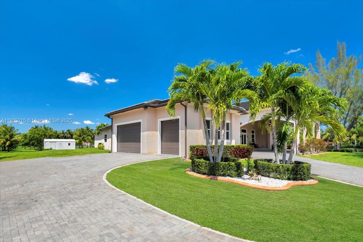 COUNTRY CLUB RANCHES SEC - Residential