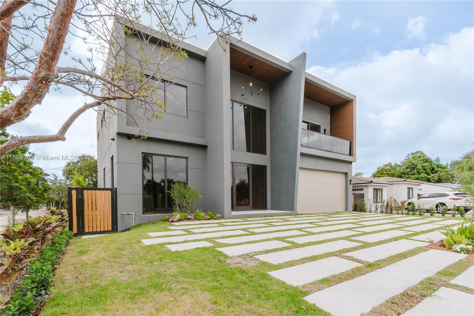 549 East Dr