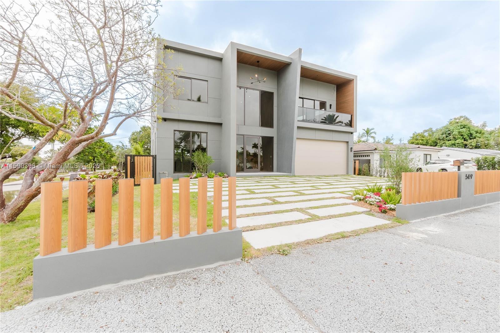 549 East Dr