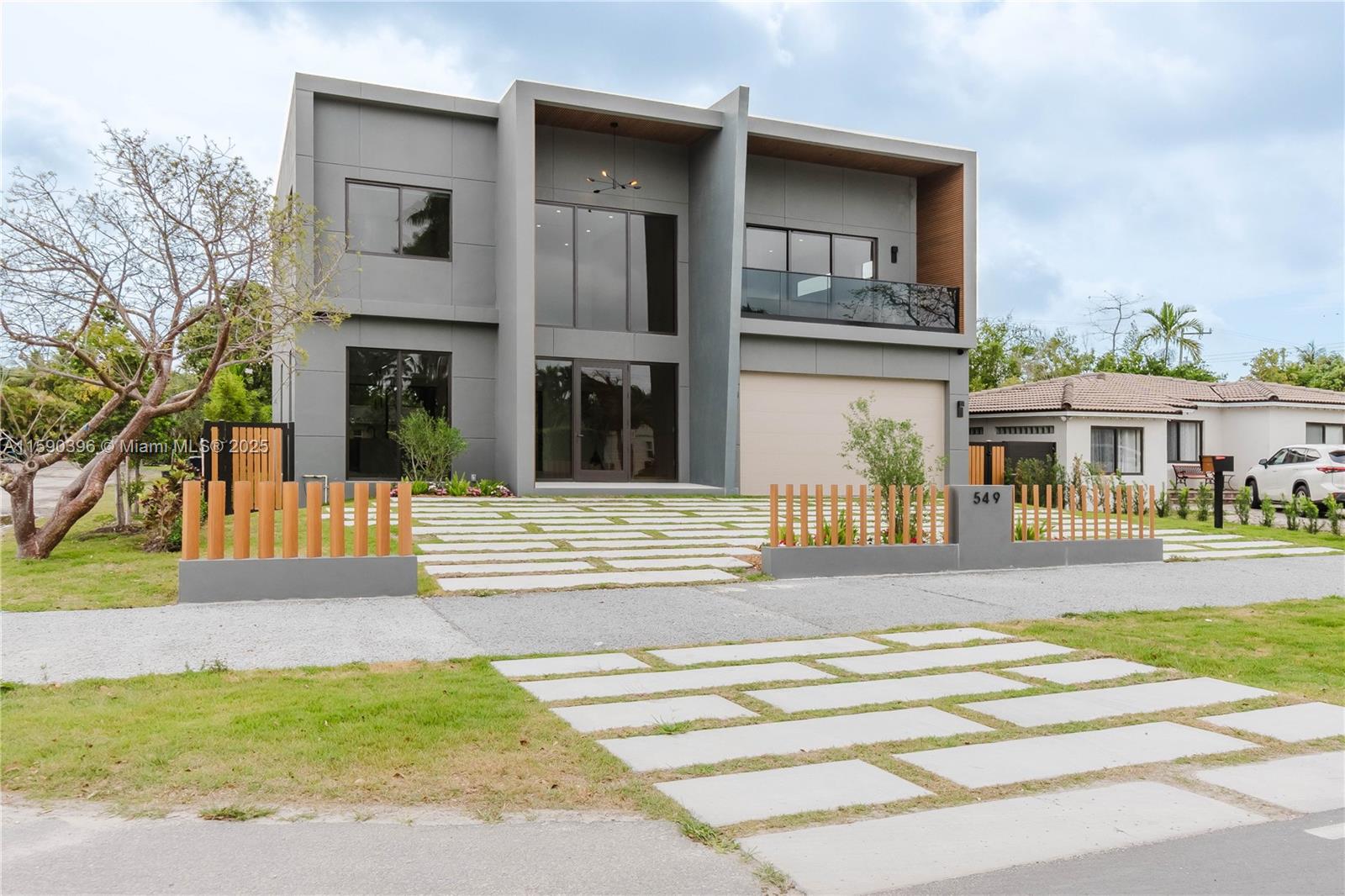 549 East Dr
