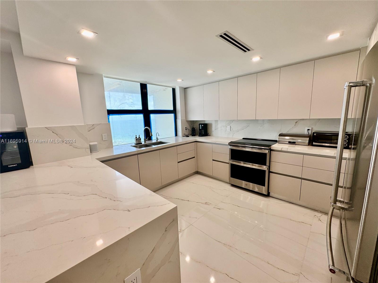 BALMORAL CONDO - Residential Lease