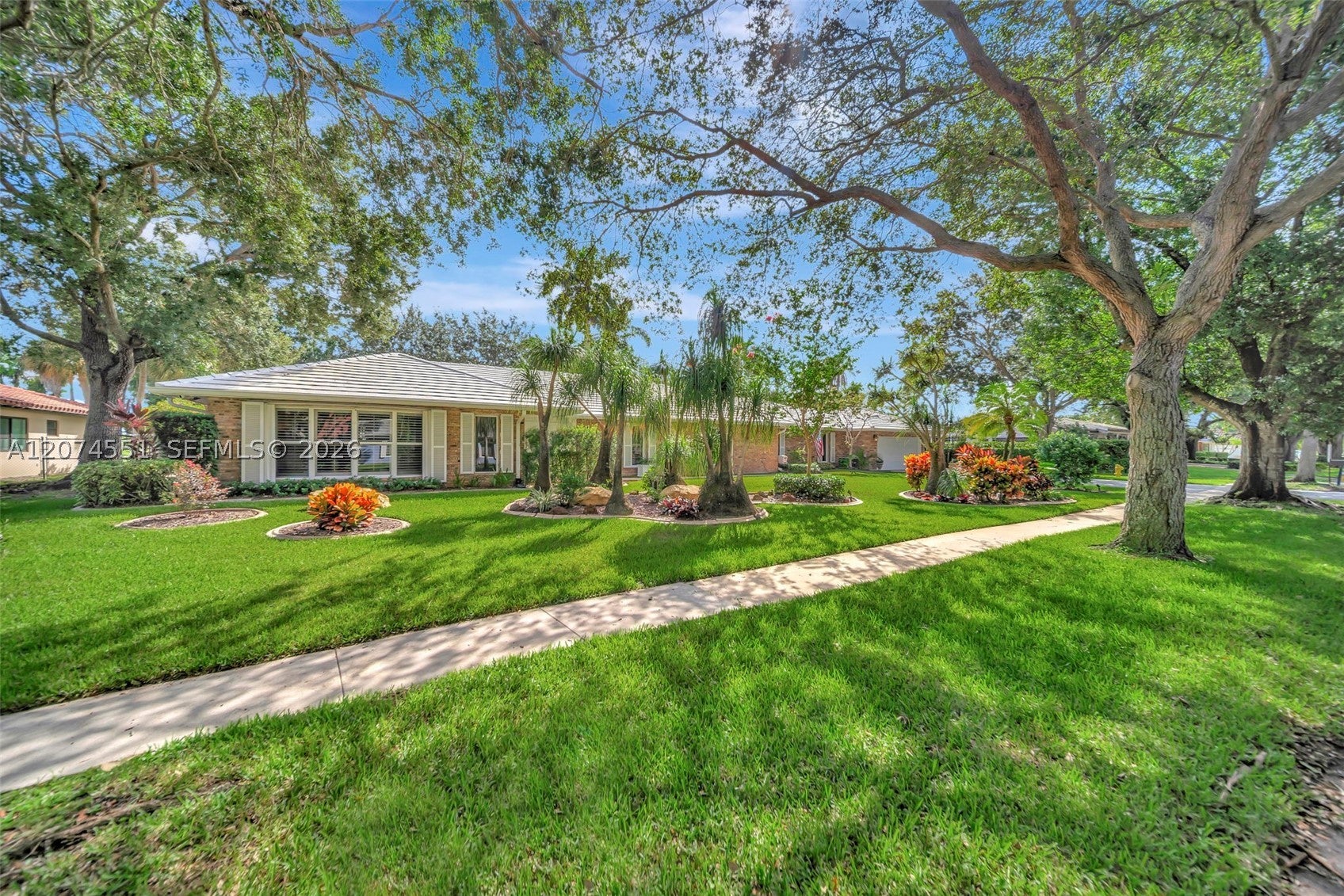 560 W Tropical Way