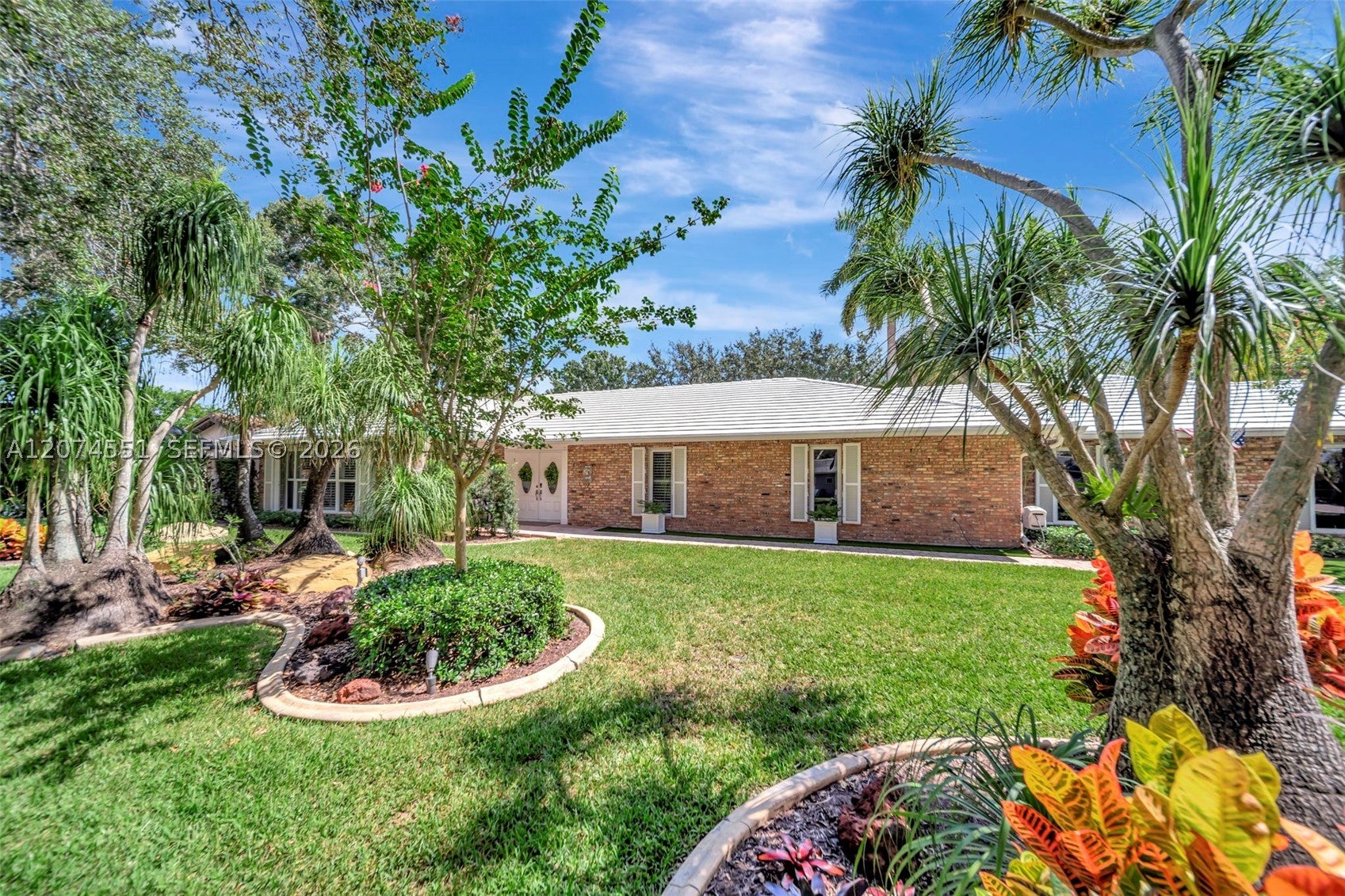 560 W Tropical Way