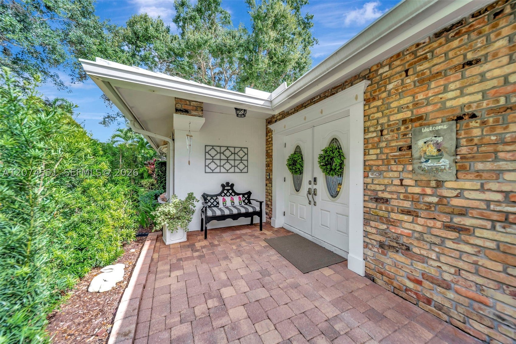 560 W Tropical Way