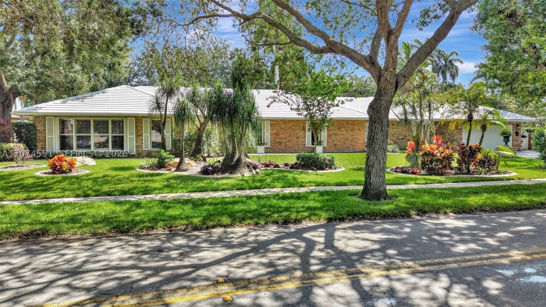 560 W Tropical Way