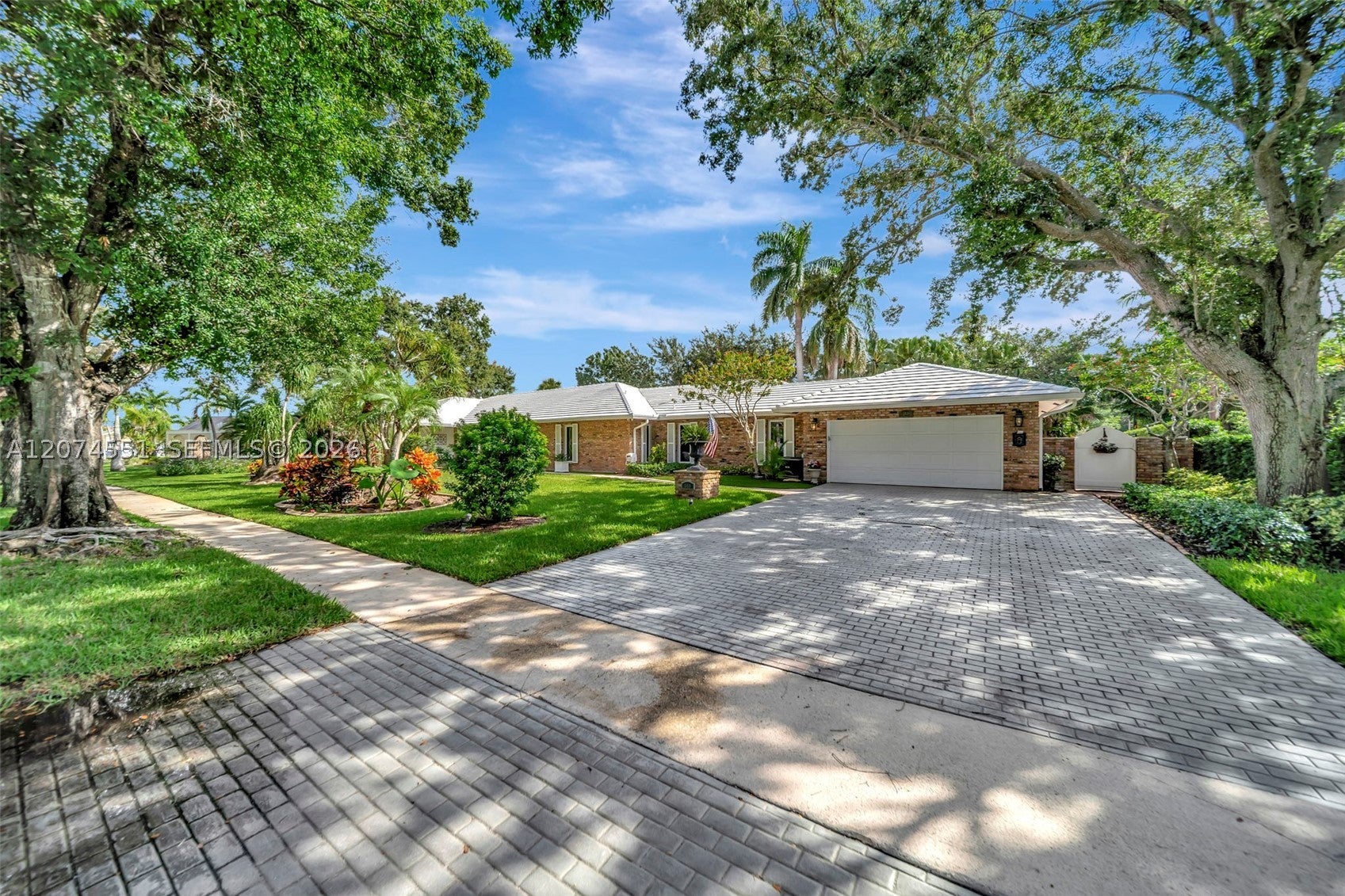 560 W Tropical Way
