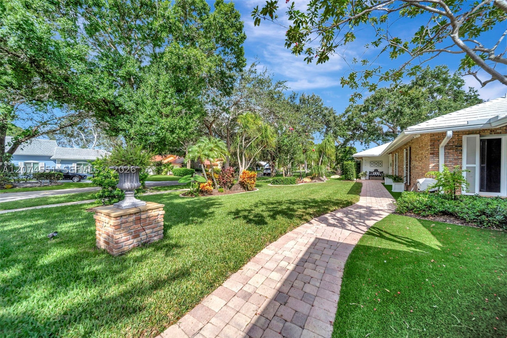560 W Tropical Way