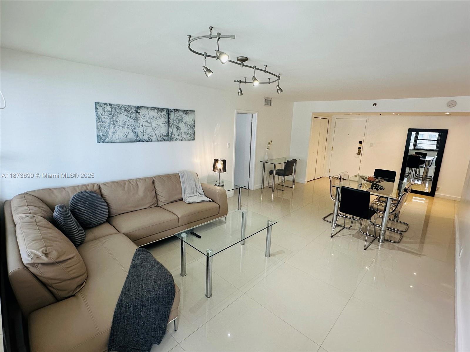 5225 Collins Ave 515