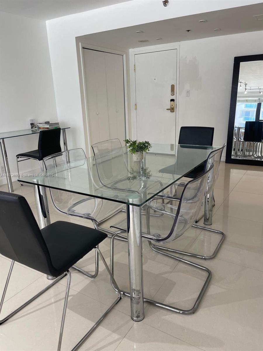 5225 Collins Ave 515