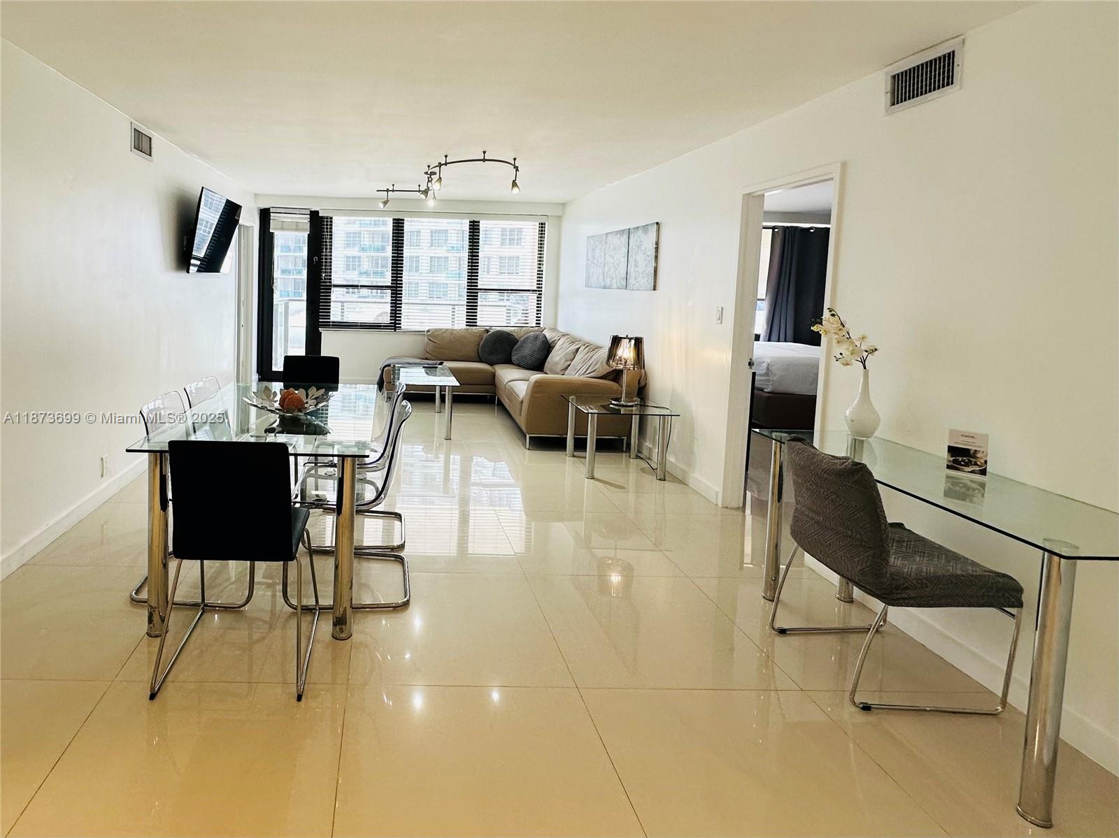 5225 Collins Ave 515