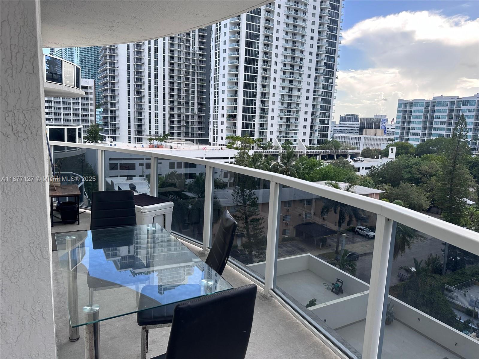 SPECTACULAR 3/2 FURNISHED UNIT. MODERN KITCHEN, STAINLESS STEEL APPLIANCES, CHERY LAMINATE WOOD FLOORS, GRANITE COUNTERTOPS AND BERBER CARPET IN BEDROOMS. BUILDING HAS GREAT AMENITIES, 24/7 VALET PARKING. MUST SEE! !!!