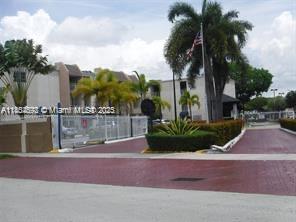 Fantastic Opportunity to live in the highly desired community of Kings Creek 1 bedroom 1 bath condo in fabulous condition. New AC unit. Great Location...close to retail, restaurants, expressway, metro rail, hospital, etc.....Walled Community featuring Clubhouse, Pool, Tennis, Exercise Room, Pool Table, Guard at Gate, Etc...Call LA to for more information