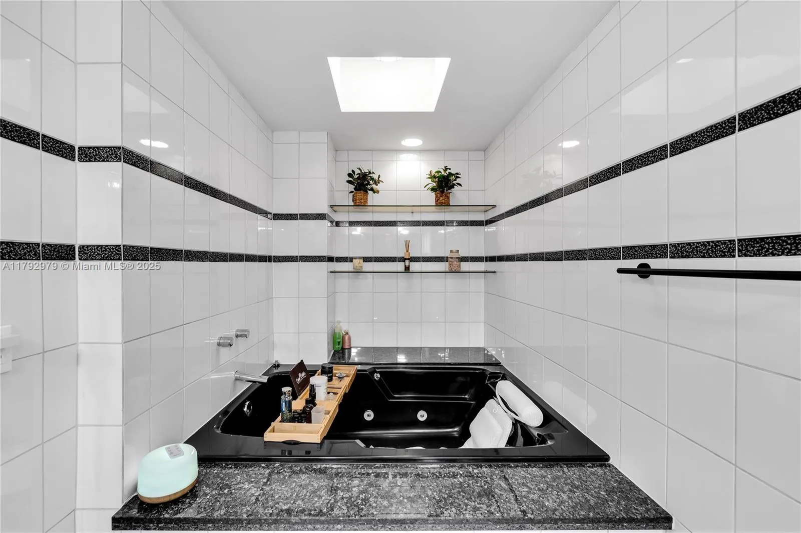 Key Biscayne, Florida 33149, United States, 3 Bedrooms Bedrooms, ,2 BathroomsBathrooms,Residential,Pending,118793