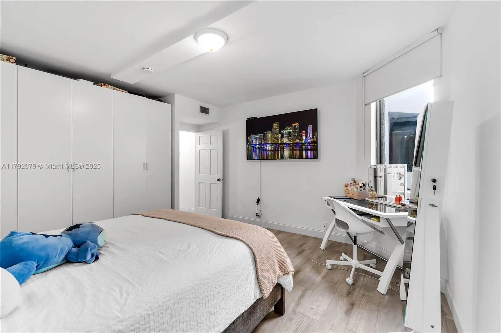 Key Biscayne, Florida 33149, United States, 3 Bedrooms Bedrooms, ,2 BathroomsBathrooms,Residential,Pending,118793