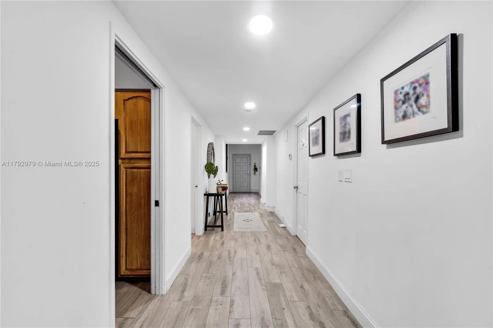 Key Biscayne, Florida 33149, United States, 3 Bedrooms Bedrooms, ,2 BathroomsBathrooms,Residential,Pending,118793