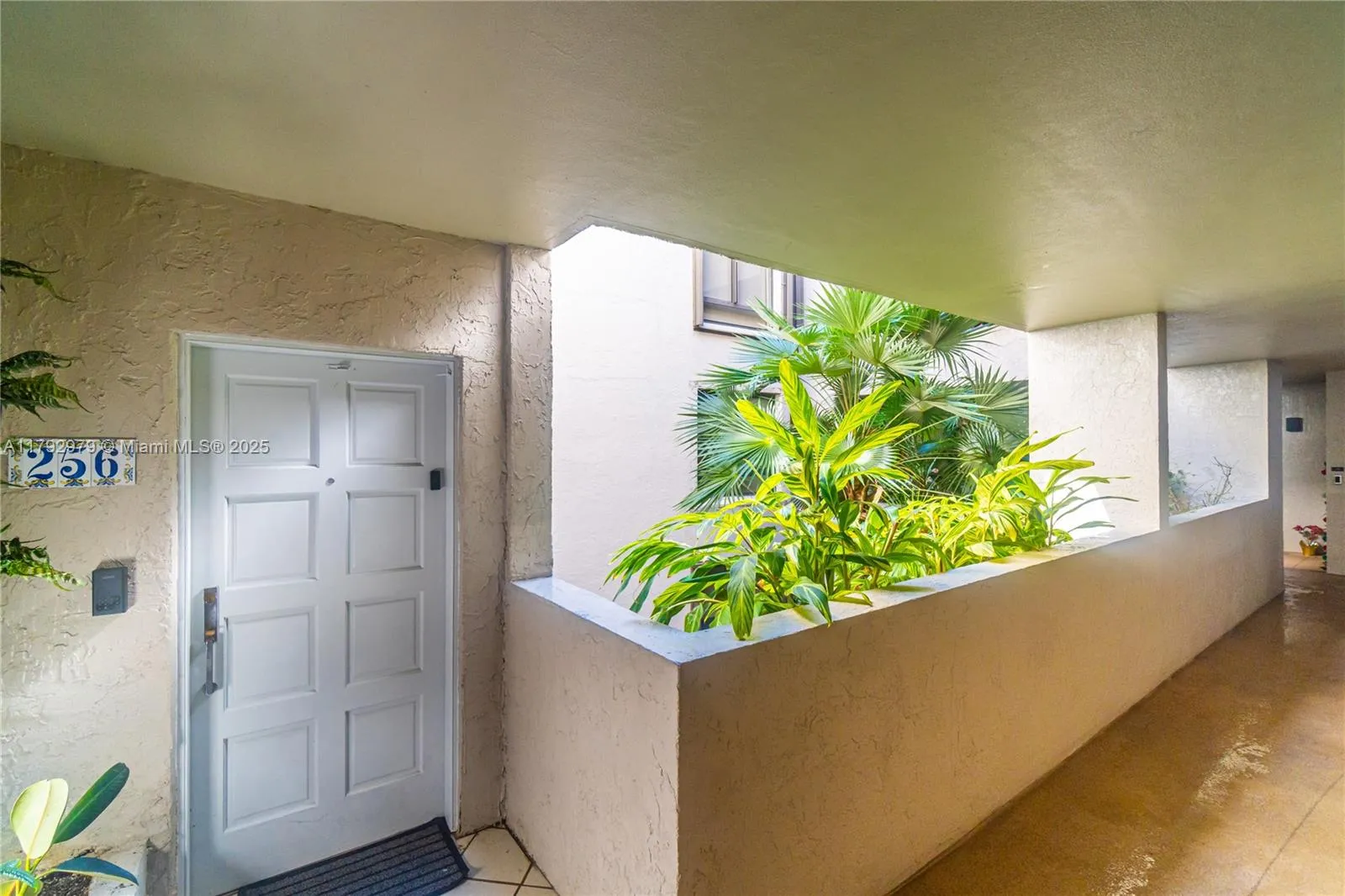 Key Biscayne, Florida 33149, United States, 3 Bedrooms Bedrooms, ,2 BathroomsBathrooms,Residential,Pending,118793