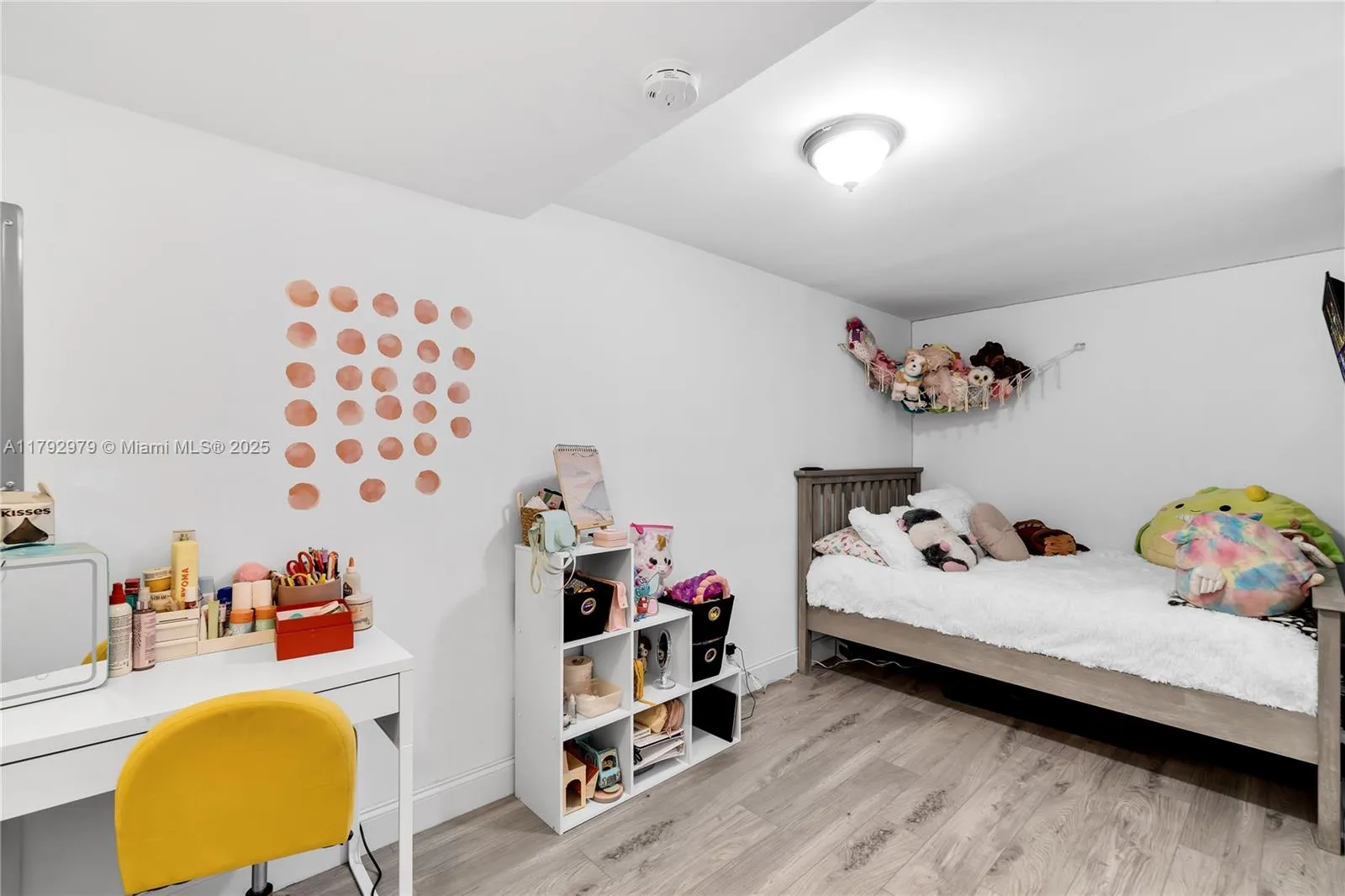 Key Biscayne, Florida 33149, United States, 3 Bedrooms Bedrooms, ,2 BathroomsBathrooms,Residential,Pending,118793