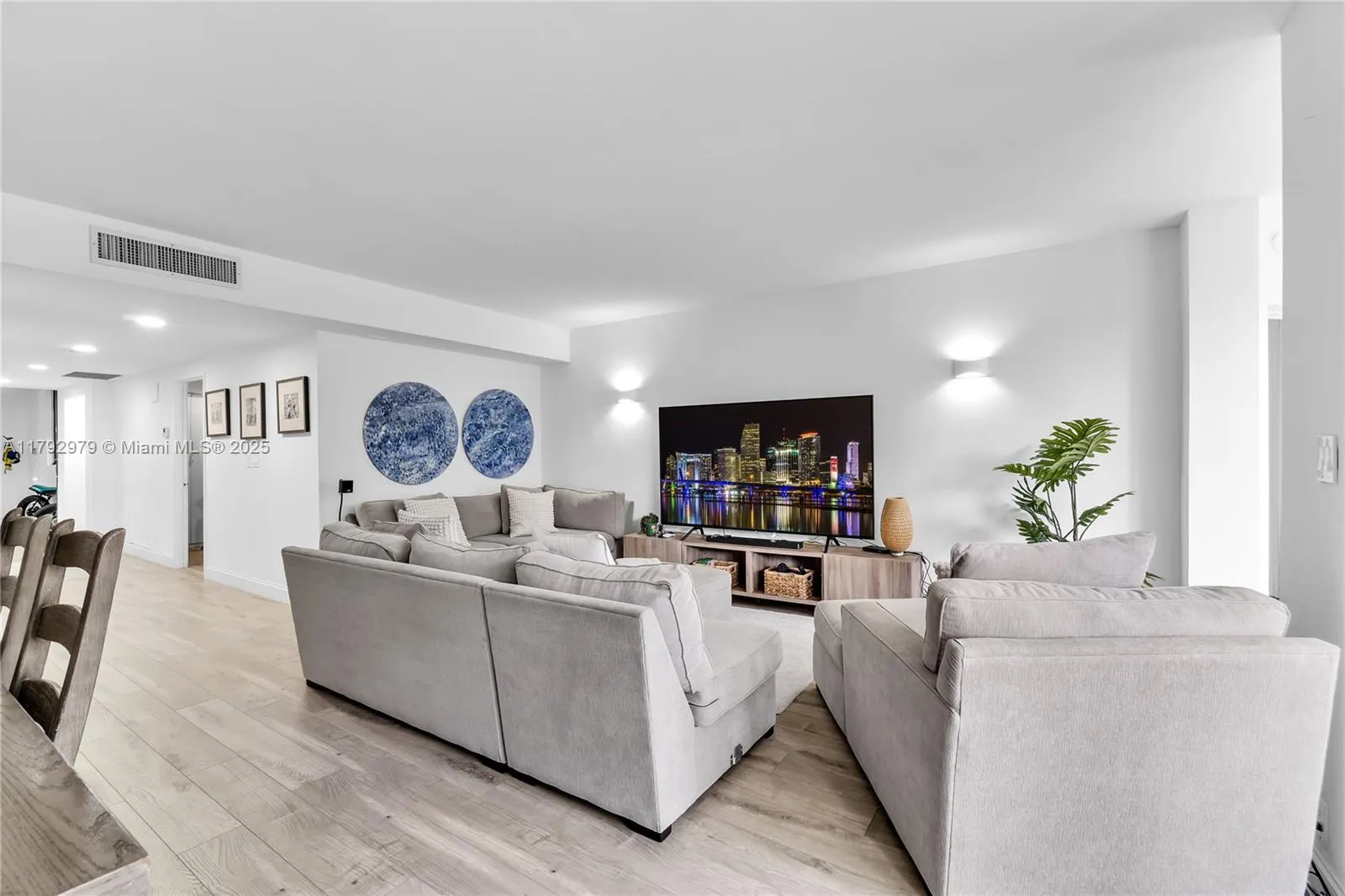 Key Biscayne, Florida 33149, United States, 3 Bedrooms Bedrooms, ,2 BathroomsBathrooms,Residential,Pending,118793