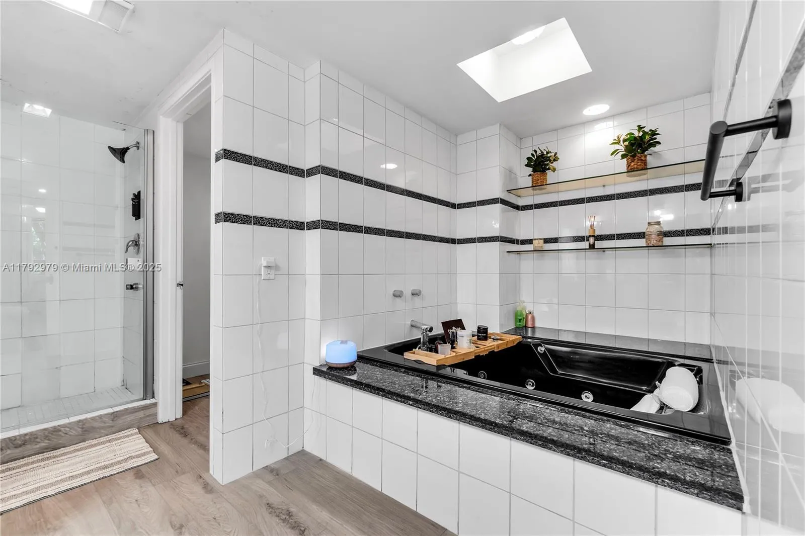 Key Biscayne, Florida 33149, United States, 3 Bedrooms Bedrooms, ,2 BathroomsBathrooms,Residential,Pending,118793