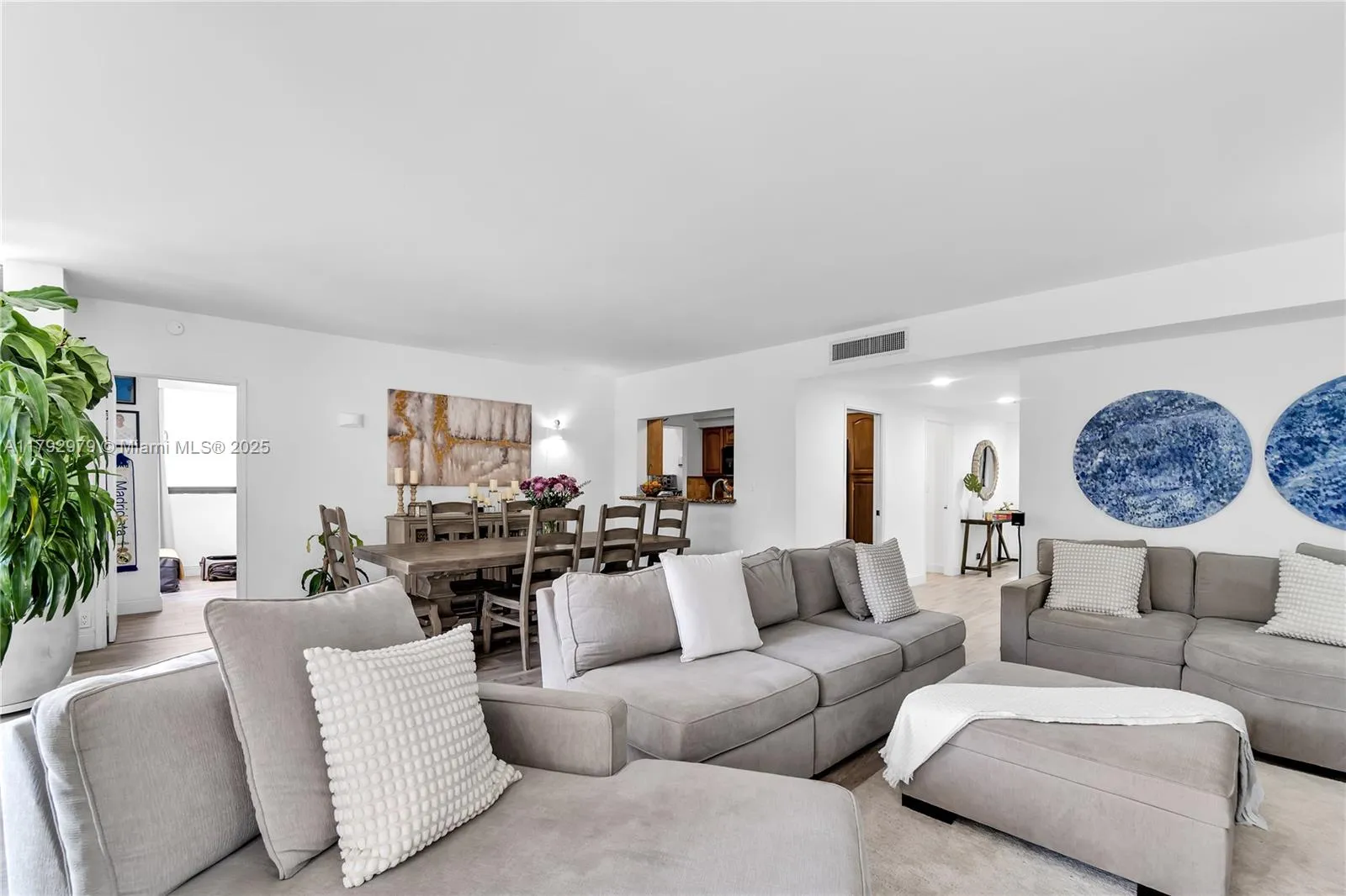 Key Biscayne, Florida 33149, United States, 3 Bedrooms Bedrooms, ,2 BathroomsBathrooms,Residential,Pending,118793