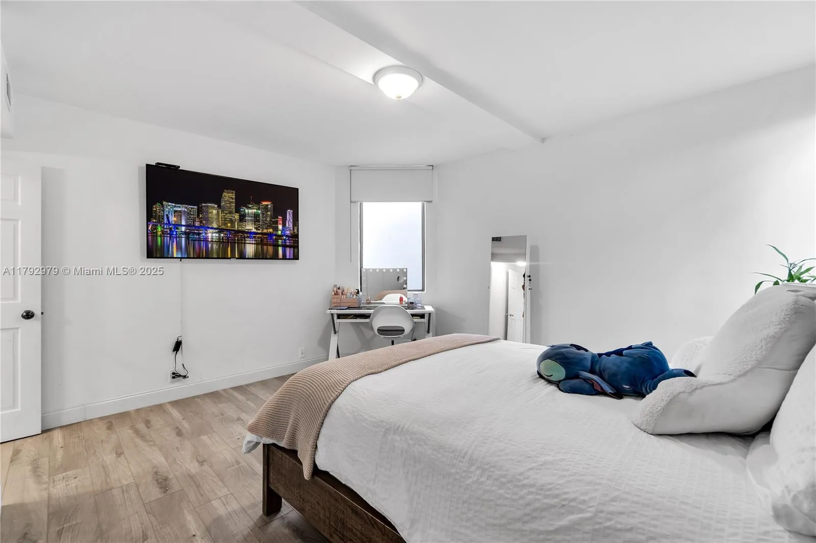 Key Biscayne, Florida 33149, United States, 3 Bedrooms Bedrooms, ,2 BathroomsBathrooms,Residential,Pending,118793