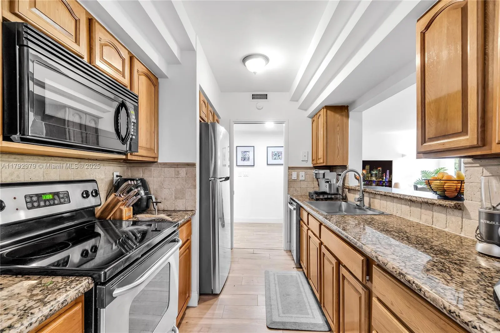 Key Biscayne, Florida 33149, United States, 3 Bedrooms Bedrooms, ,2 BathroomsBathrooms,Residential,Pending,118793