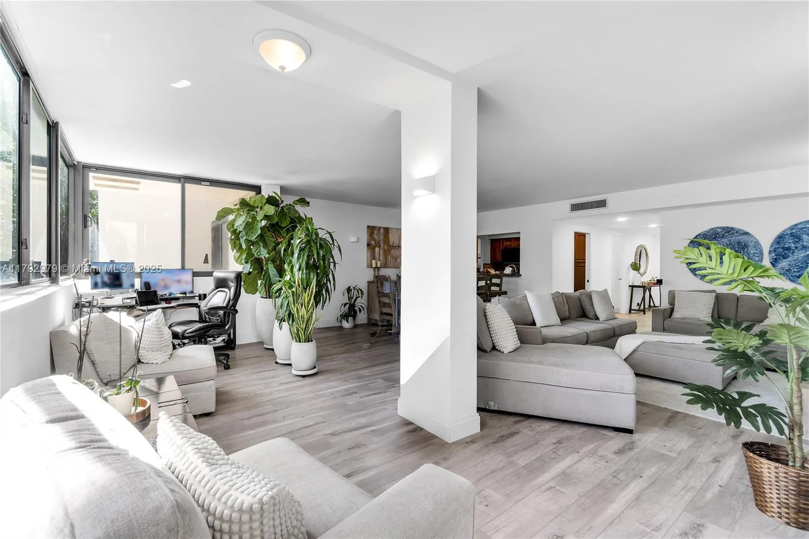 Key Biscayne, Florida 33149, United States, 3 Bedrooms Bedrooms, ,2 BathroomsBathrooms,Residential,Pending,118793