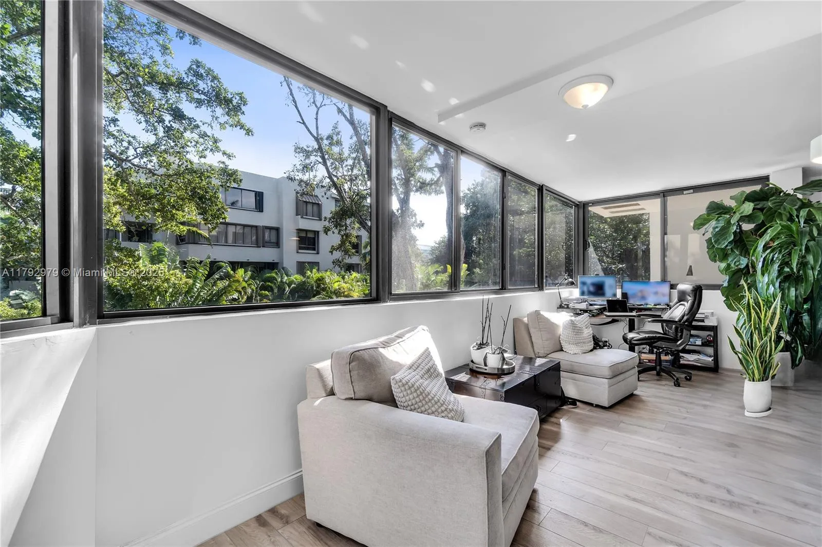 Key Biscayne, Florida 33149, United States, 3 Bedrooms Bedrooms, ,2 BathroomsBathrooms,Residential,Pending,118793