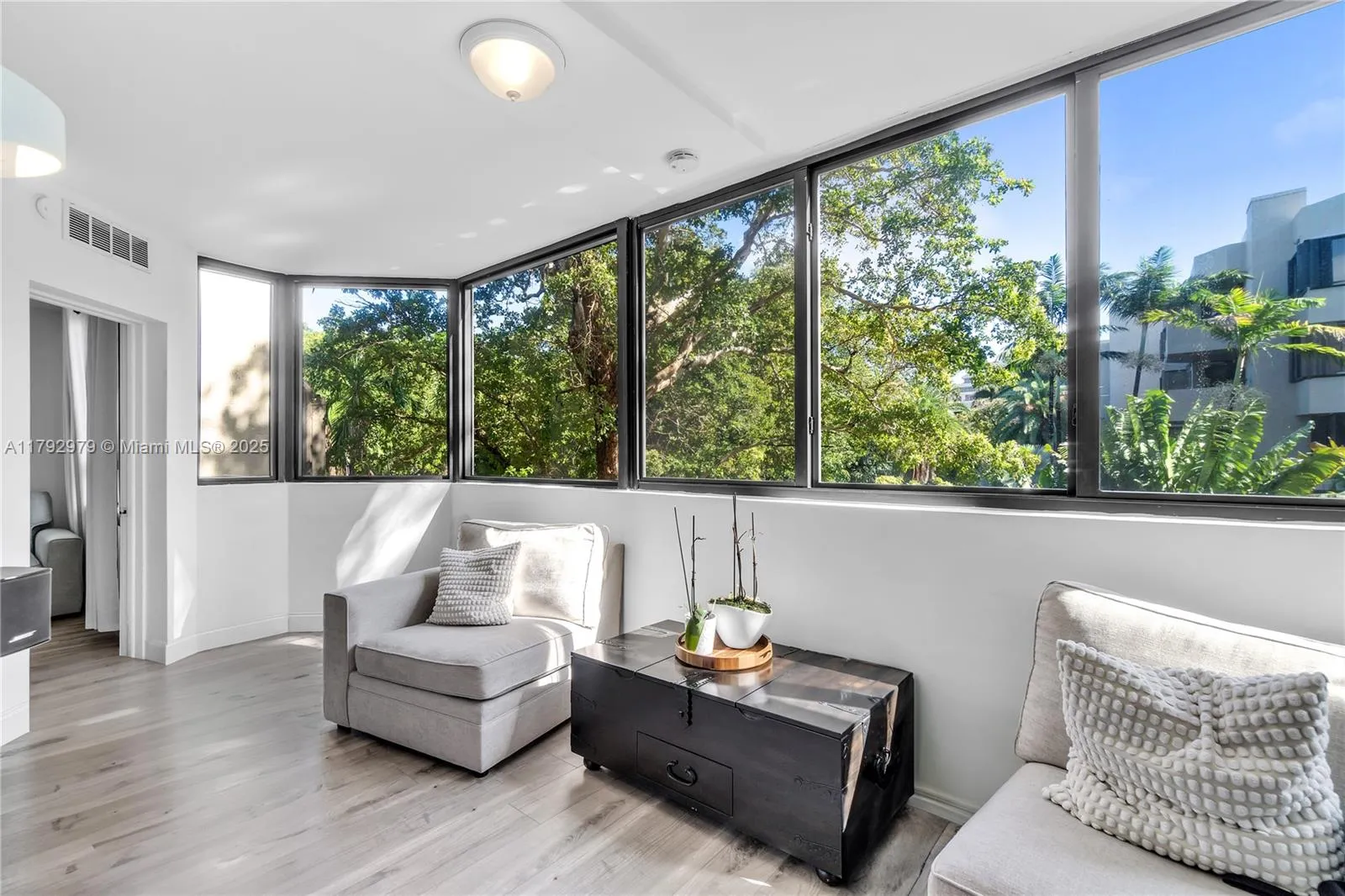 Key Biscayne, Florida 33149, United States, 3 Bedrooms Bedrooms, ,2 BathroomsBathrooms,Residential,Pending,118793