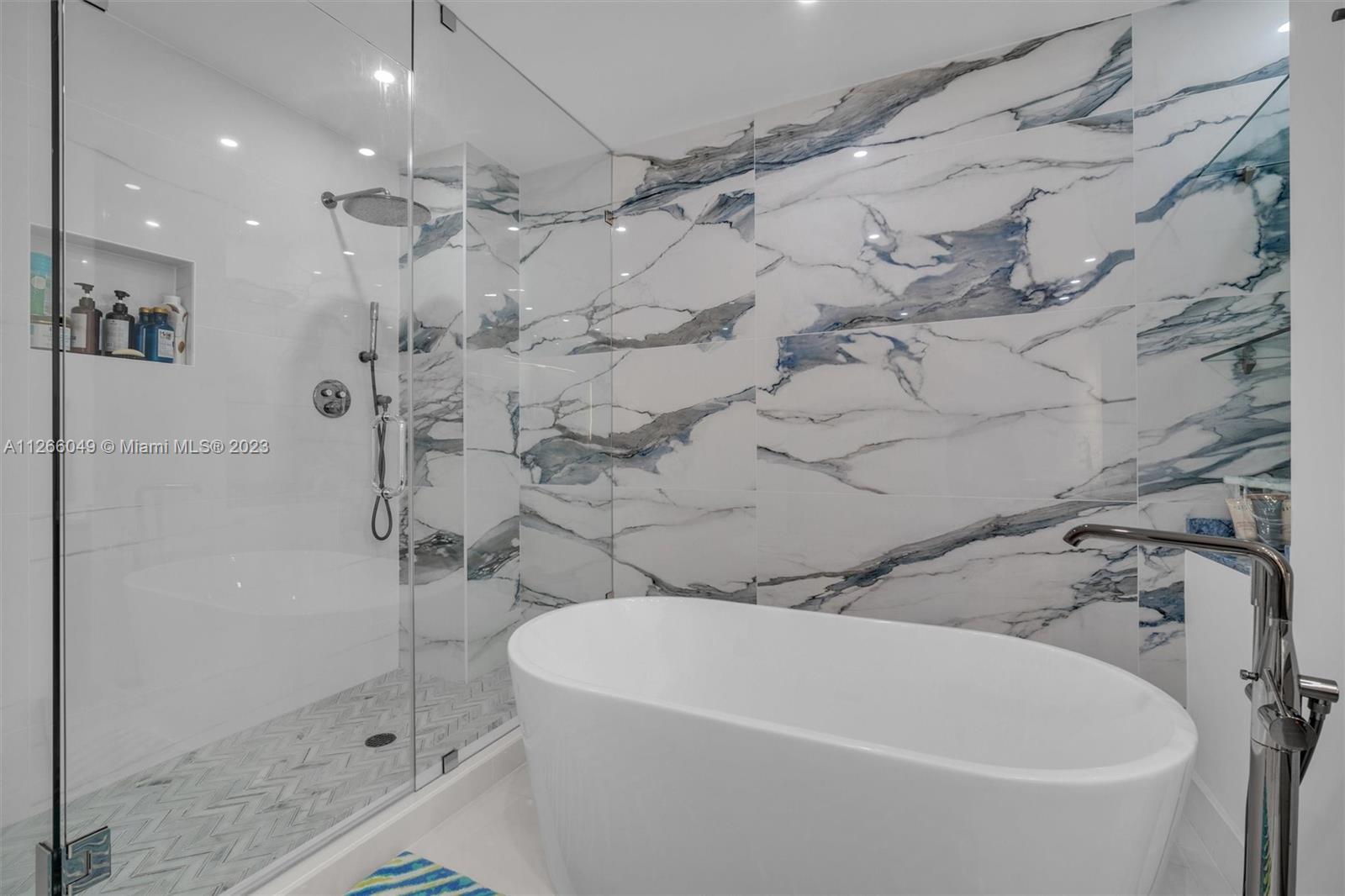 MAJESTIC TOWER - Residential