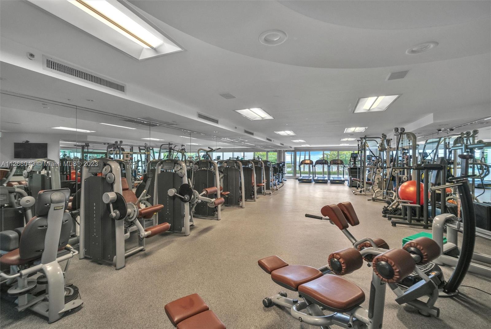 MAJESTIC TOWER - Residential