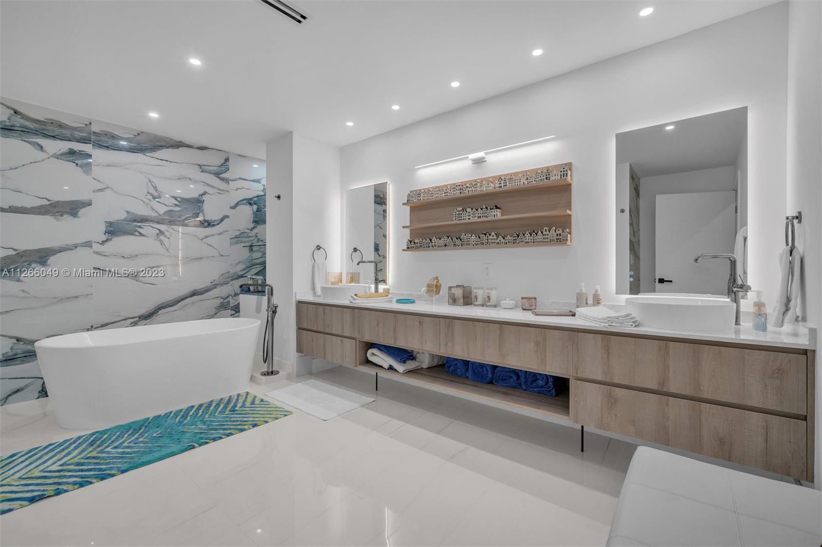 MAJESTIC TOWER - Residential