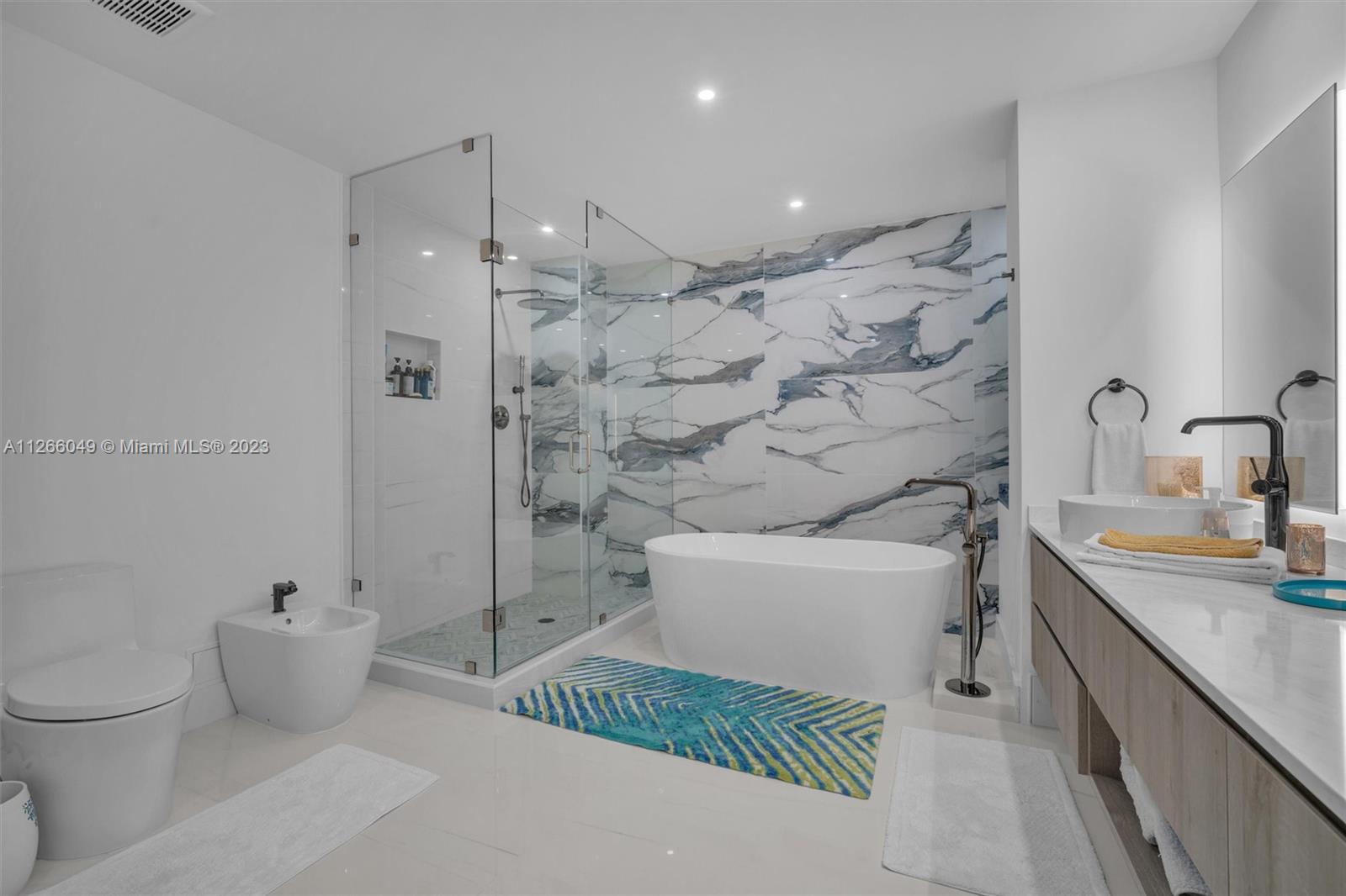 MAJESTIC TOWER - Residential