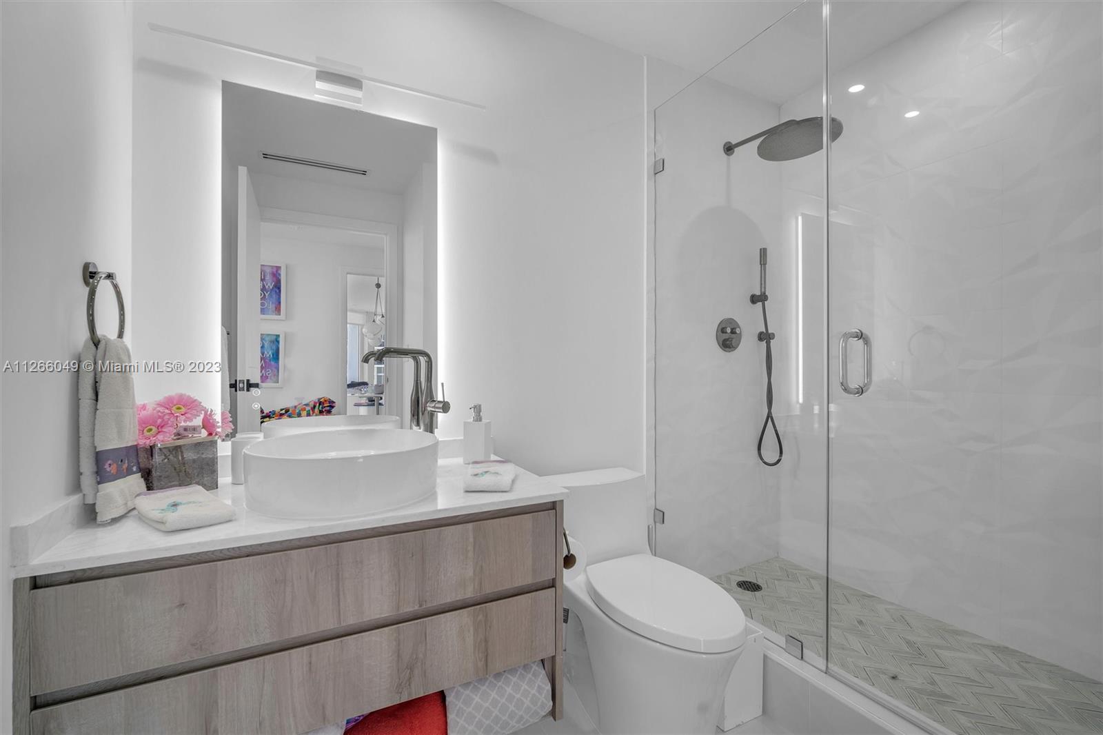 MAJESTIC TOWER - Residential