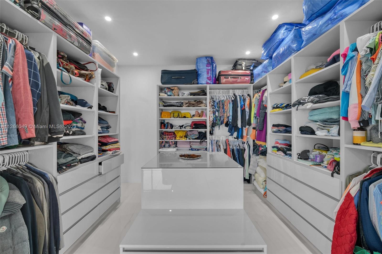 MAJESTIC TOWER - Residential