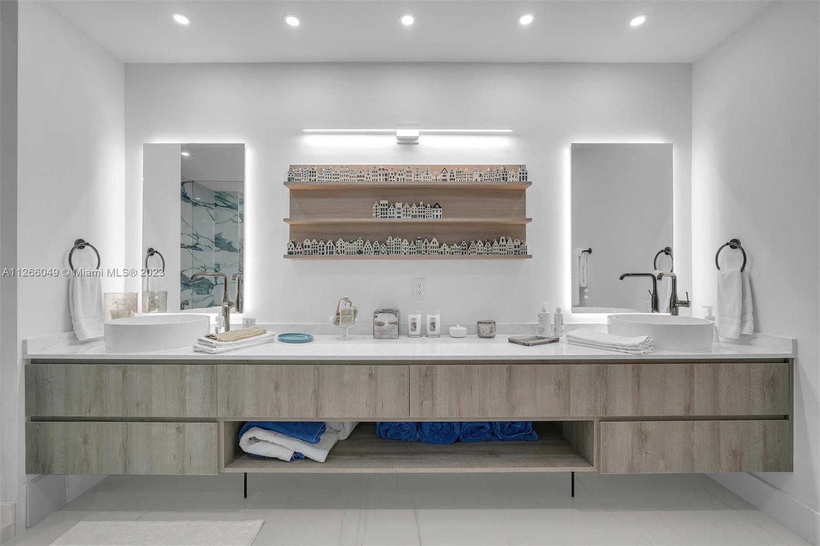 MAJESTIC TOWER - Residential