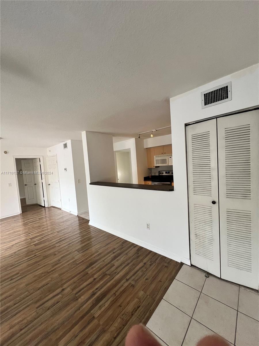 EMERALD ISLE AT LAGUNA LA - Residential