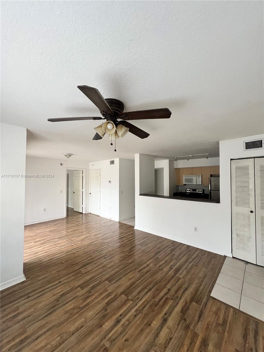 EMERALD ISLE AT LAGUNA LA - Residential