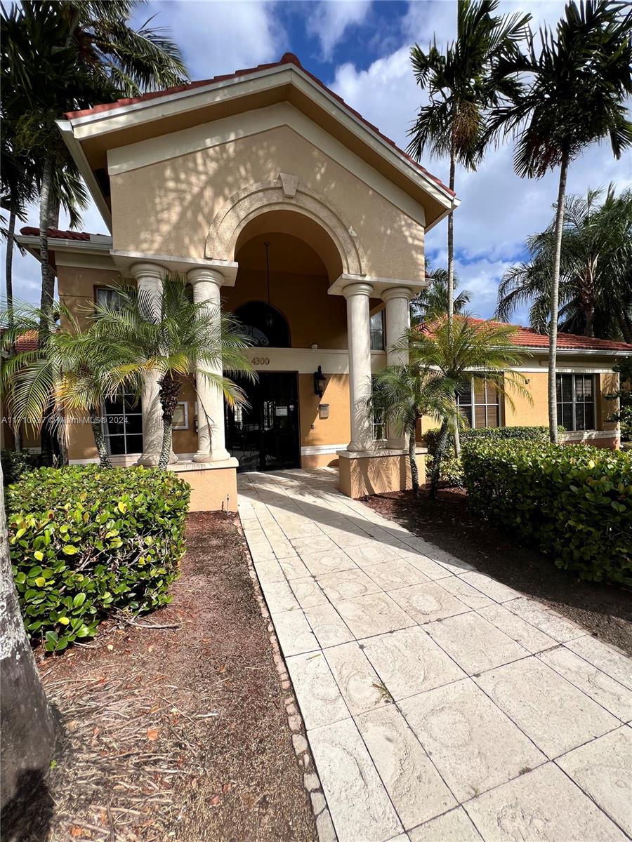Confortable 1 bed/1 bath, laundry inside unit, balcony to street.
Garage attached downstairs, can be a perfect playroom for kids.
Gated community, close to mayor highways
Pool and gym