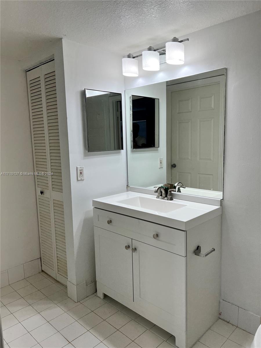 EMERALD ISLE AT LAGUNA LA - Residential