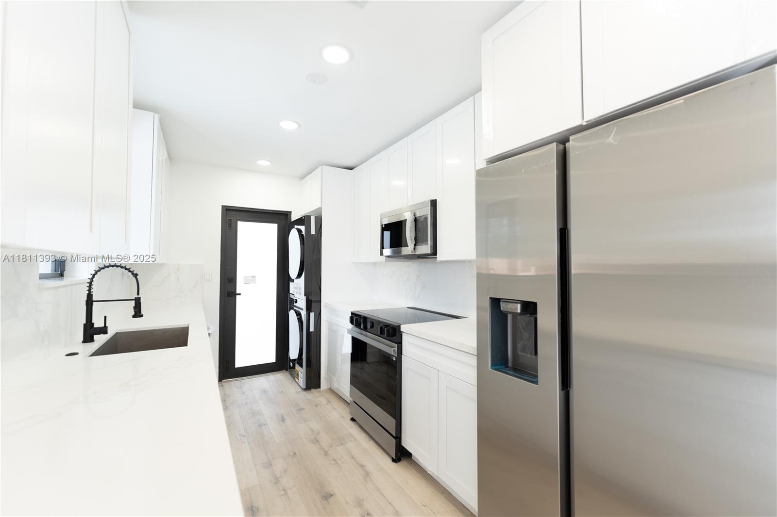 STIRLING LAKE - Residential