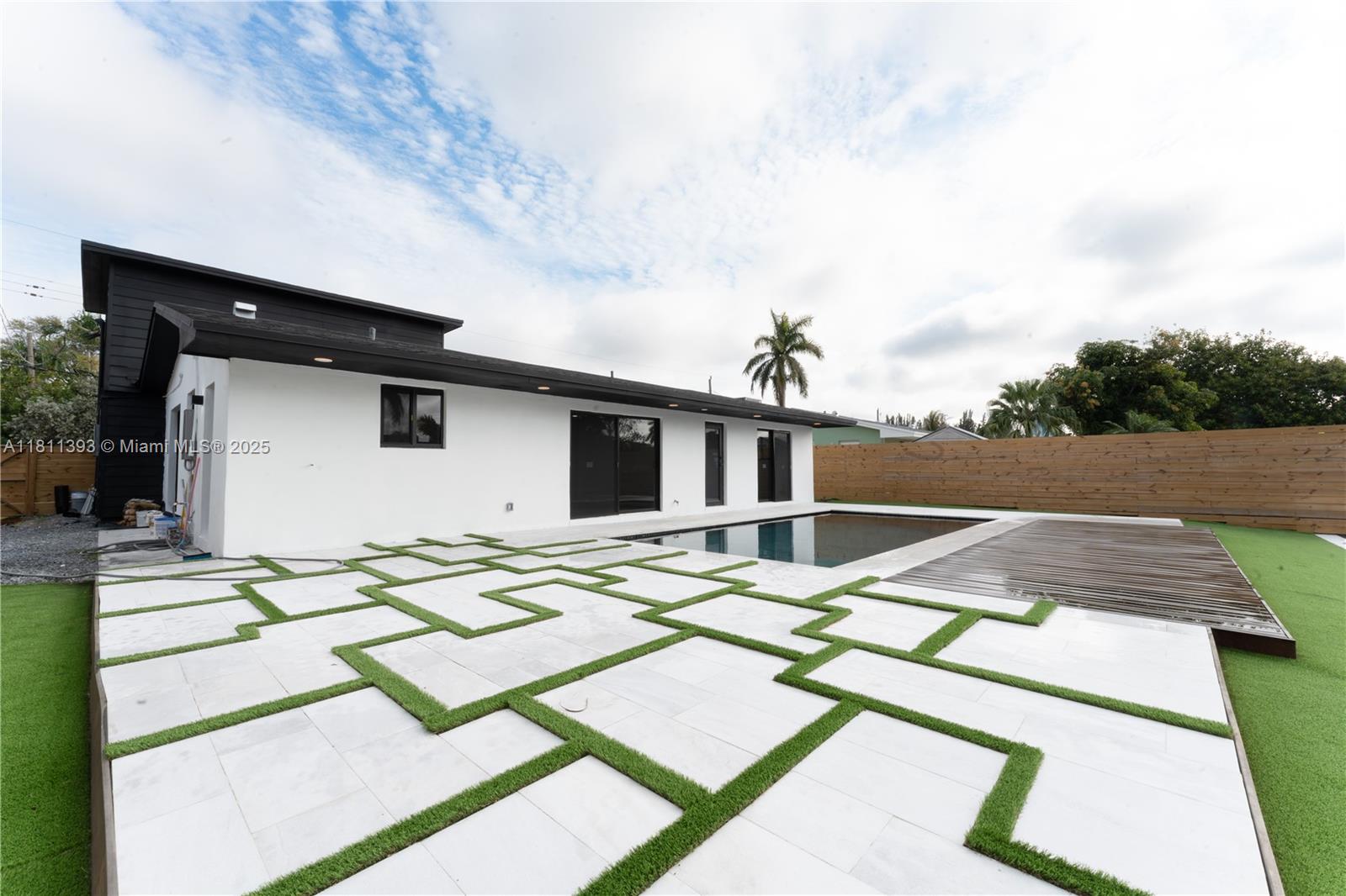 STIRLING LAKE - Residential