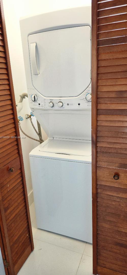 BRICKELLS ESTATES - Residential Lease