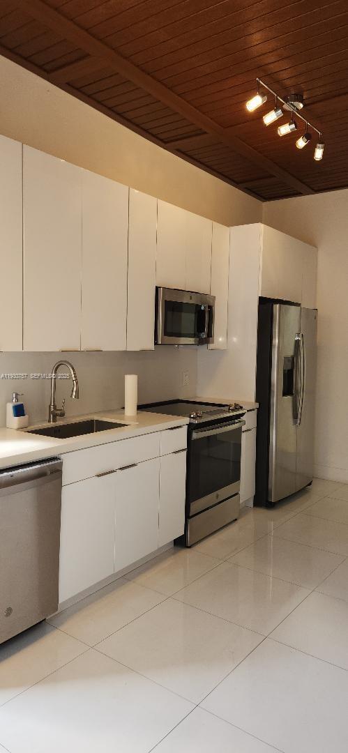 BRICKELLS ESTATES - Residential Lease